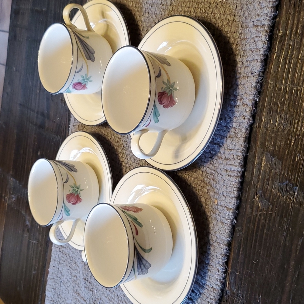 Set 4 matching cup and saucer Poppies on Blue
